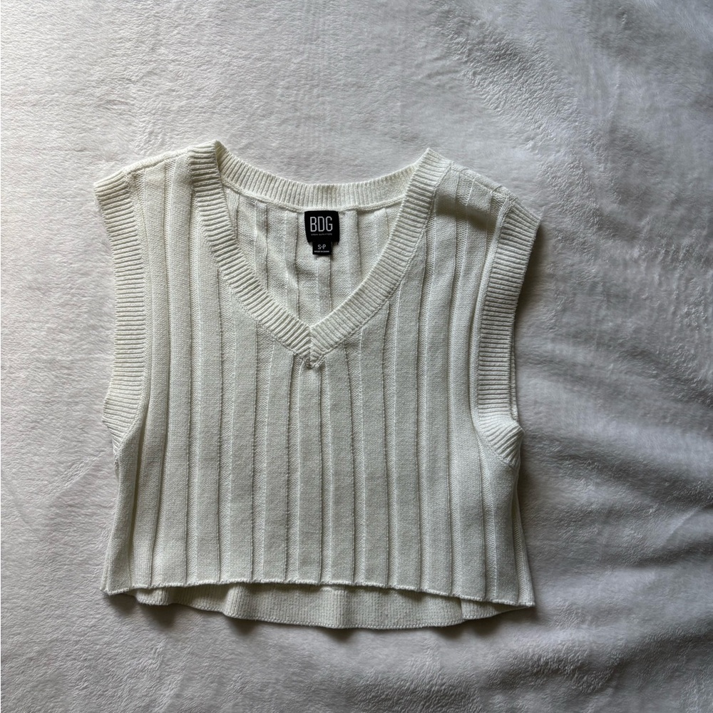 BDG Ribbed V-Neck Cropped Sweater Vest